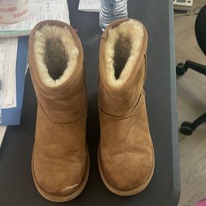 Girl ugg boots size 2. Needs cleaning.